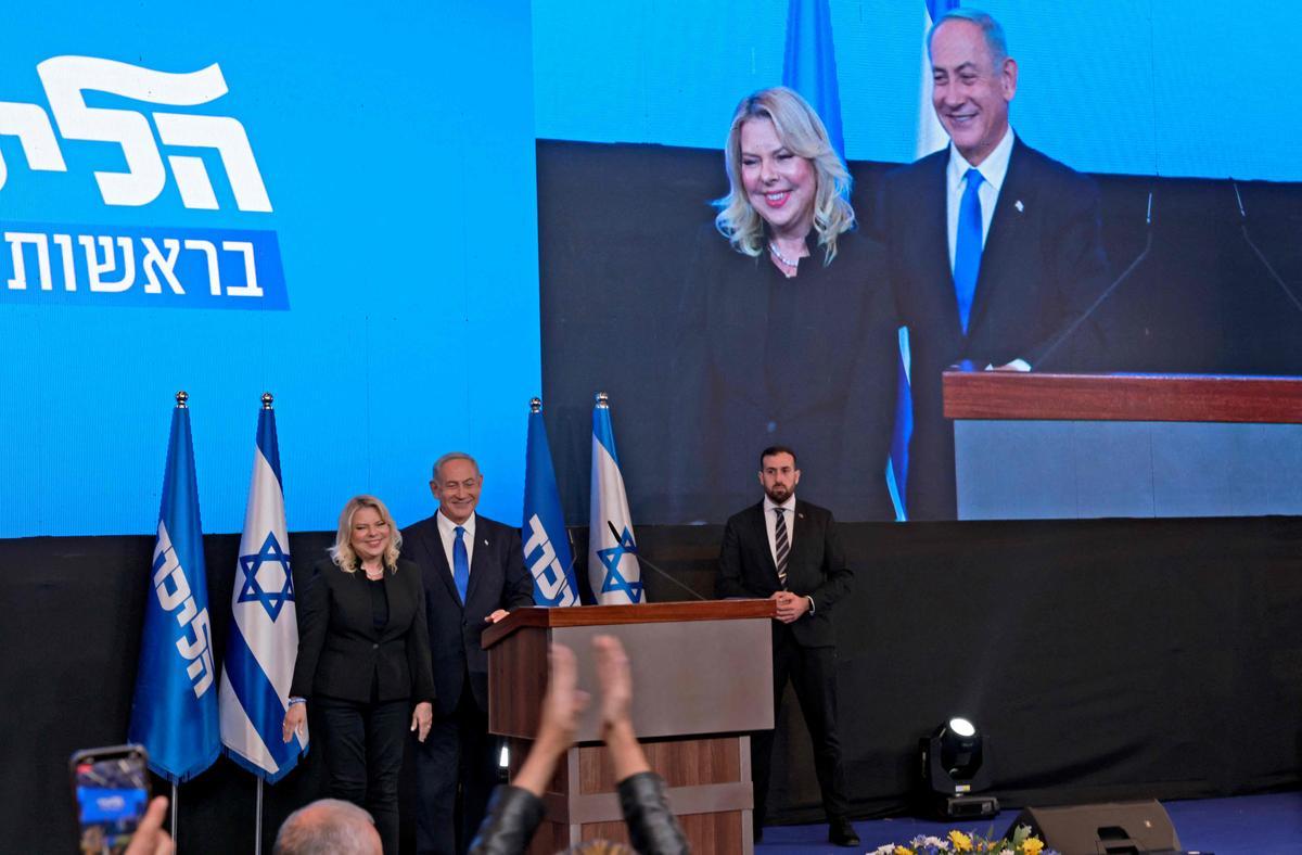 Benjamin Netanyahu, junto a su mujer, Sara, se dirige a sus seguidores en las instalaciones de su partido durante la campaña electoral, en Jerusalén.