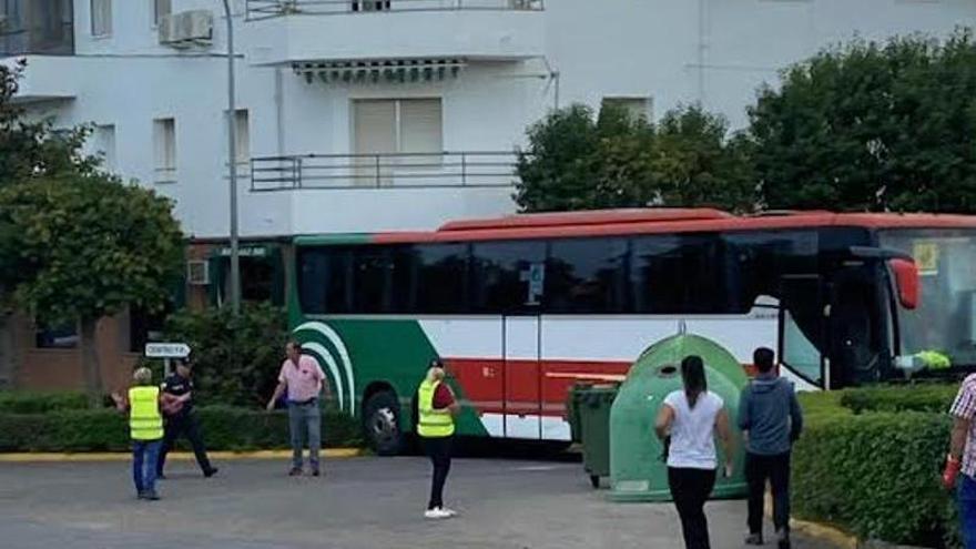 Un autobús escolar sin freno de mano impacta contra un árbol en Alcántara
