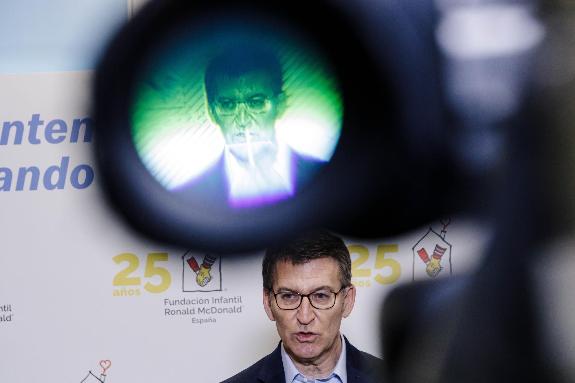 Alberto Núñez Feijóo en la Casa Ronald Mcdonald de Madrid.