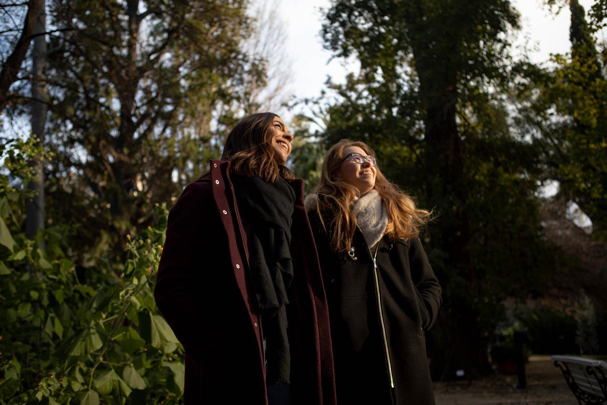 Loreto Crespo y María Sánchez observan una especie del jardín botánico.