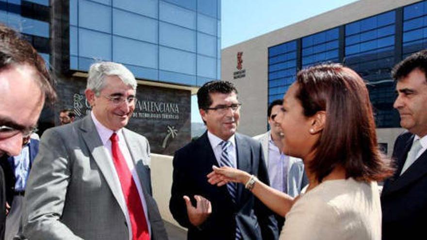 Lola Johnson, Juan Ángel Ferrer y Manuel Pérez Fenoll junto a otros cargos políticos.