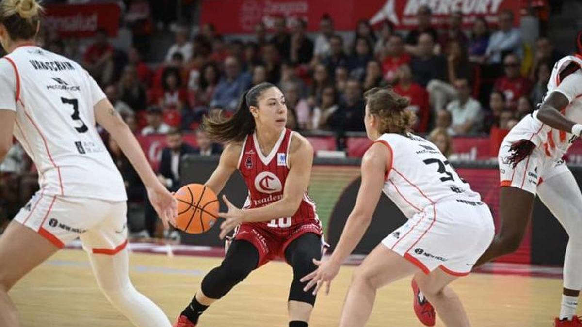 Laia Flores, durante un partido en el Príncipe Felipe
