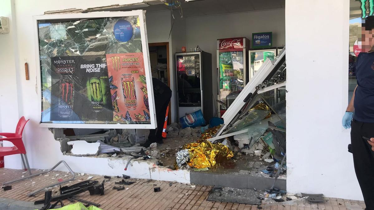 Así ha quedado la tienda de la gasolinera de Benitatxell tras empotrarse el coche.