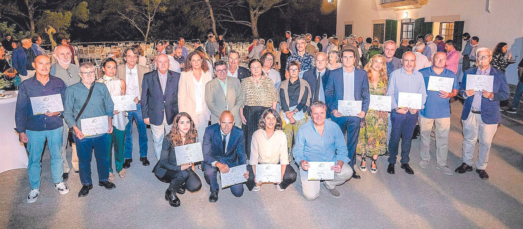 Los premiados, en la foto de familia, con las autoridades y responsables de la DO Oli de Mallorca.