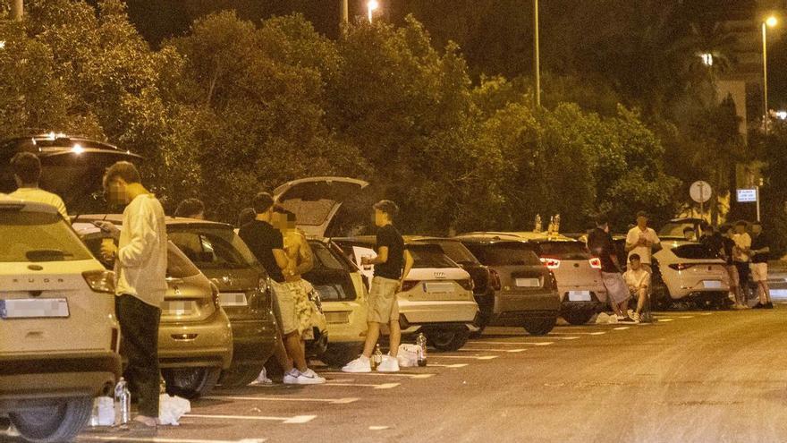 Botellón en la zona de la Albufereta en Alicante