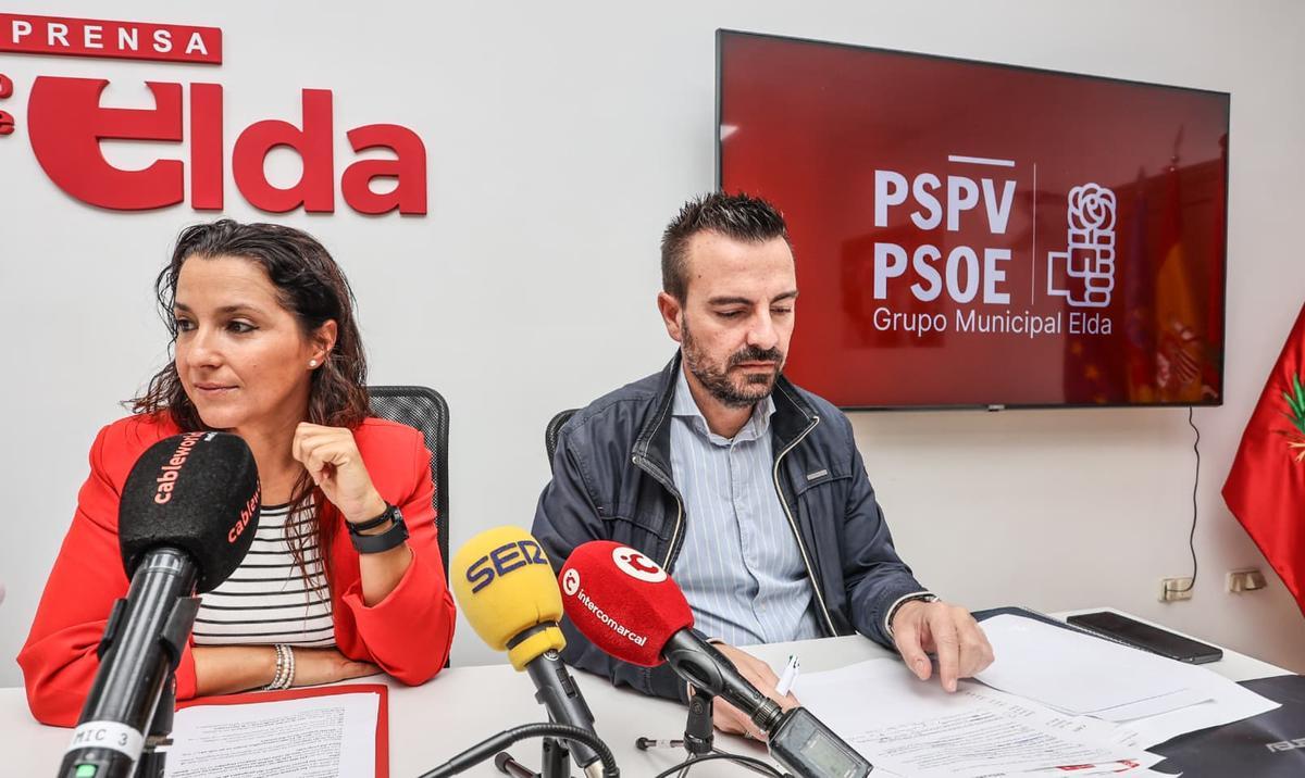 Los ediles Belda y Gómez durante la presentación de la moción.