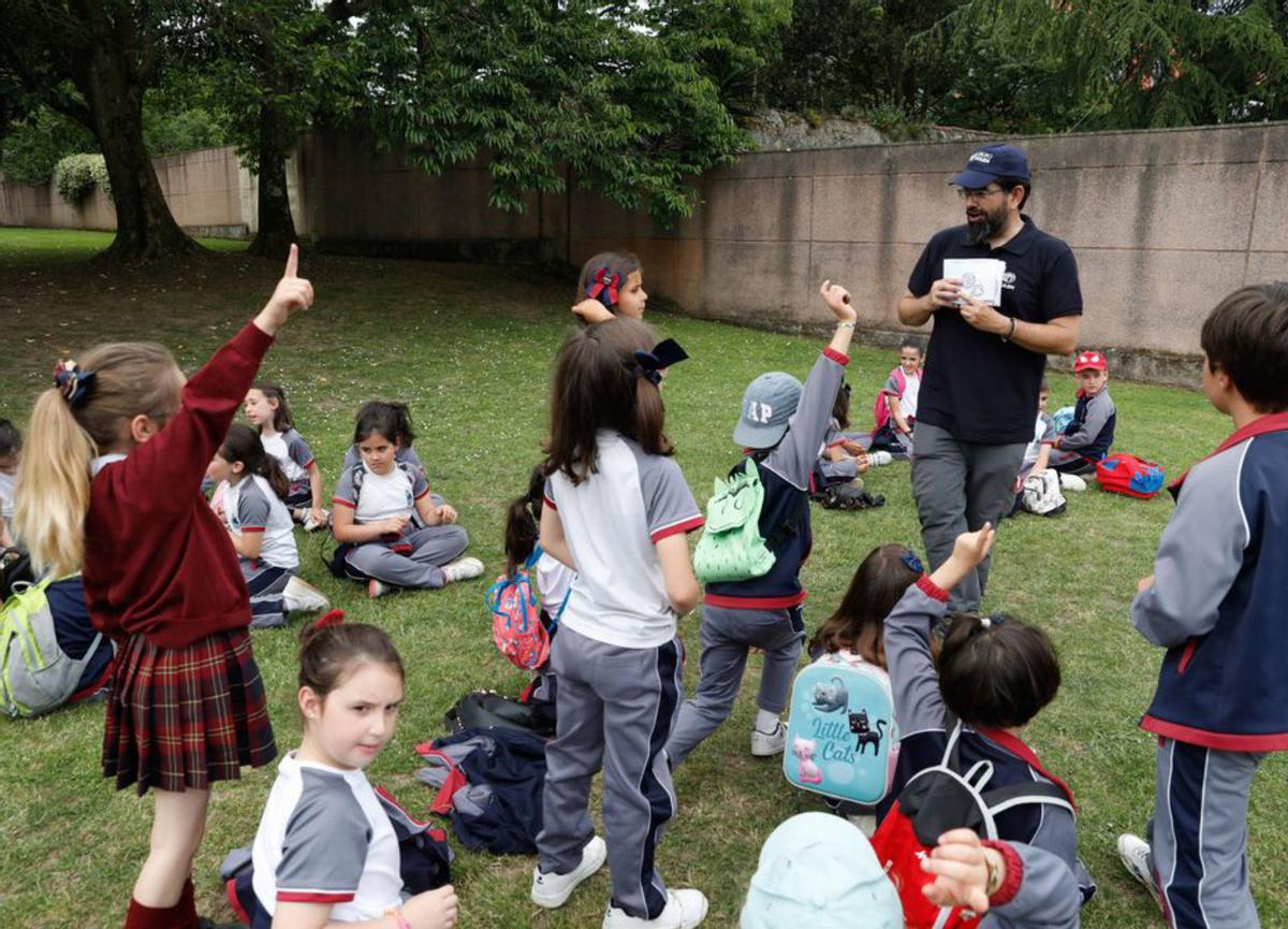 Un grupo de alumnos, ayer, durante la actividad en el parque Ferrera. | M. V.