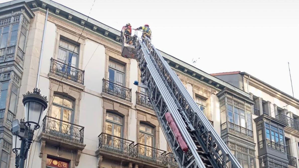 Los Bomberos durante la intervención en Milicias Nacionales.