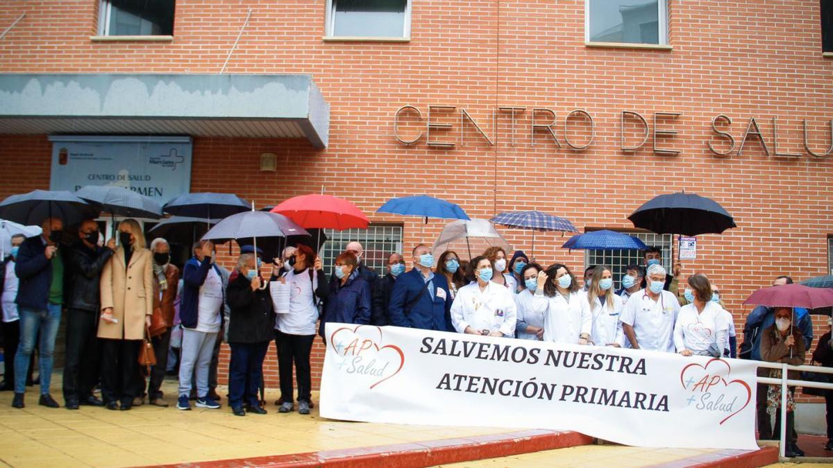 Concentración organizada
por la Marea Blanca en el centro
de salud del Carmen,
en Murcia.  EVA MOYA