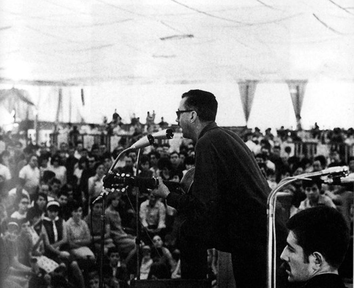 Josep Maria Espinàs en un recital amb Quico Pi de la Serra.