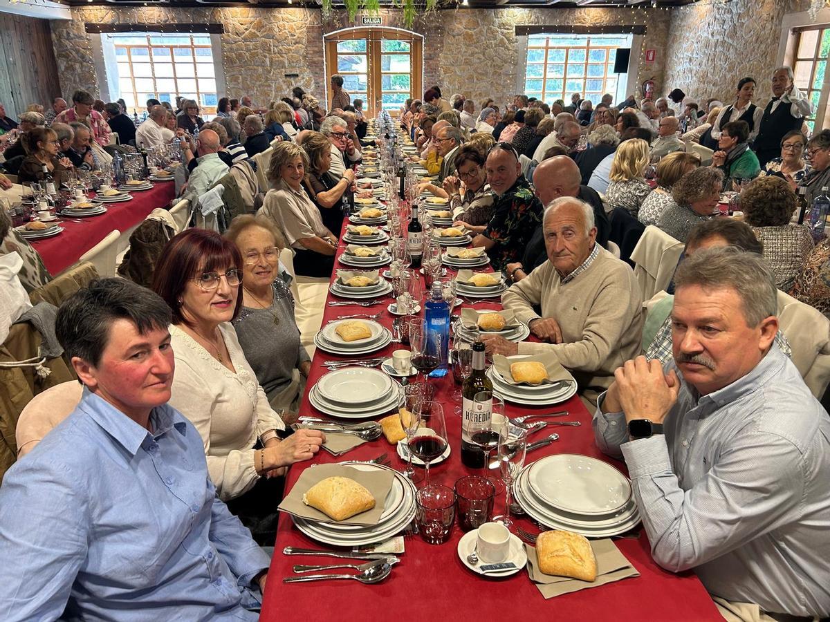EN IMÁGENES: Comida por San Isidro de los jubilados de Llanera