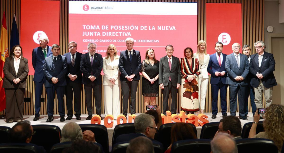 Rueda y Caballero, entre otros, en la toma de posesión este martes de la nueva junta directiva del Consello Galego de Economistas.