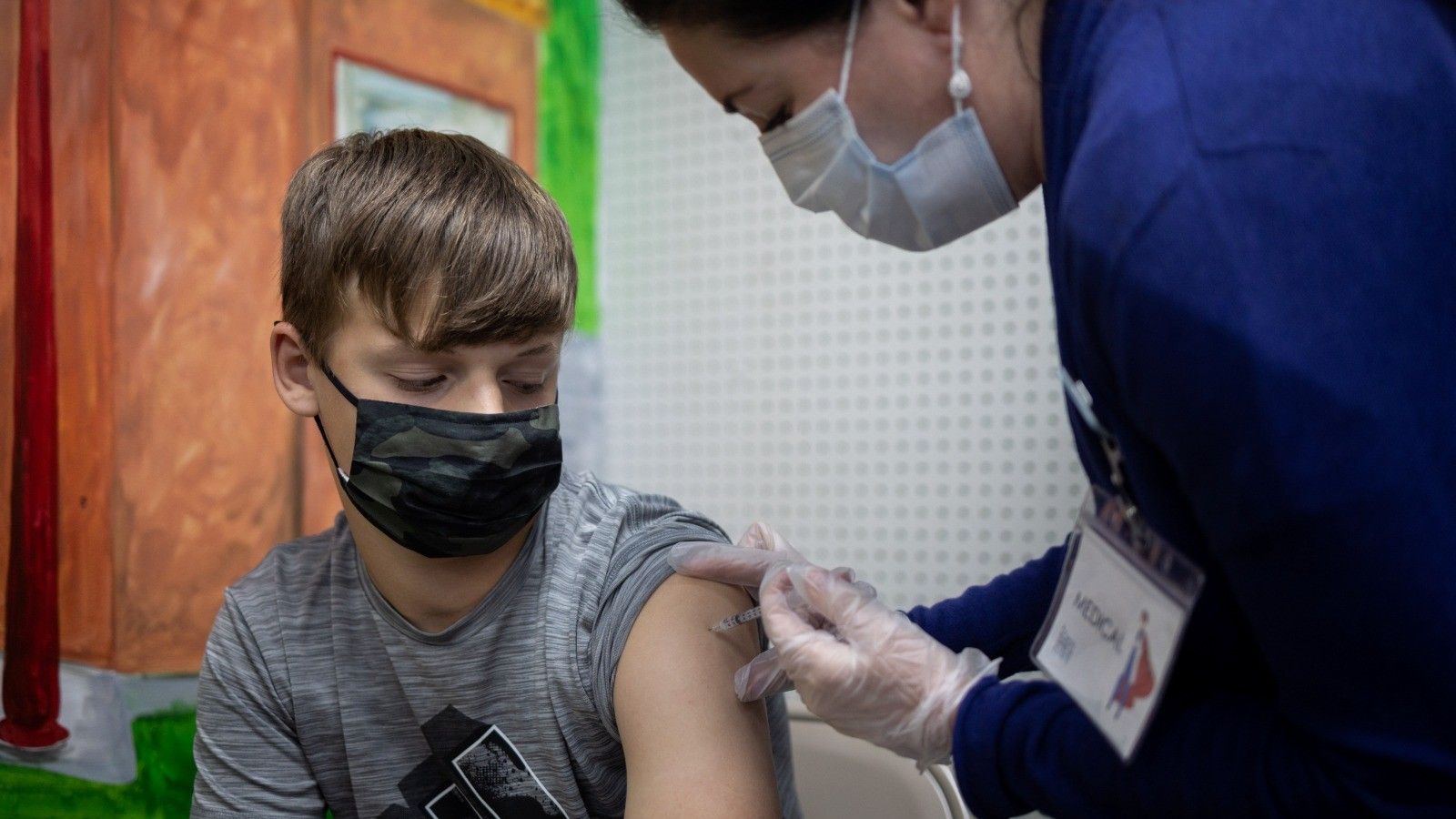 Un chico de 14 años recibe la vacuna de Pfizer este sábado en la localidad de Schwenksville (Pensilvania, EEUU).