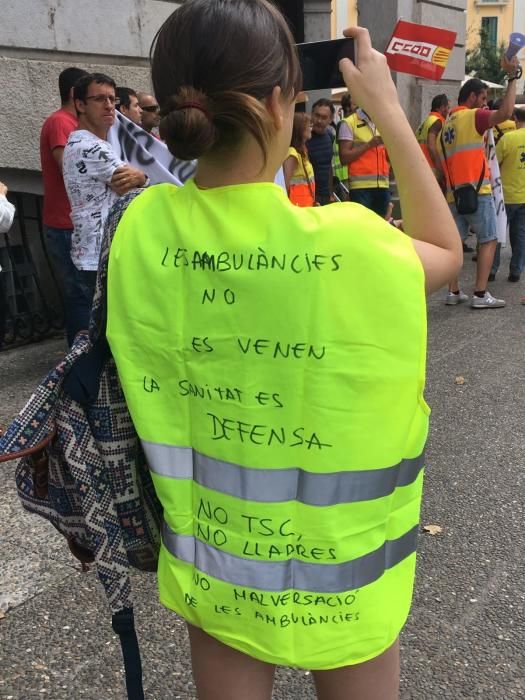 Treballadors de les ambulàncies de Girona han dut el seu malestar al carrer i s'han manifestat pel centre de Girona