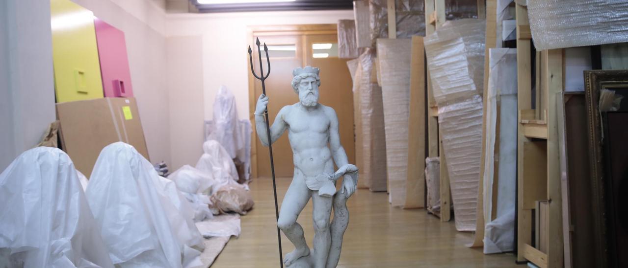Estatua de Neptuno en los almacenes del Museo de Bellas Artes de Asturias