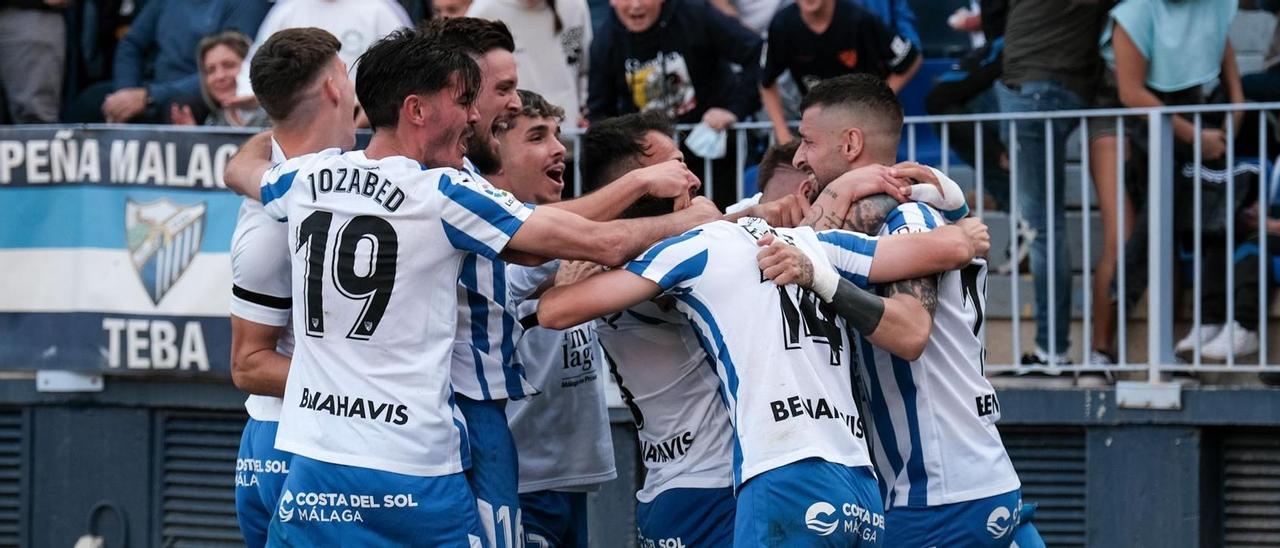 El equipo celebra el gol de Vadillo