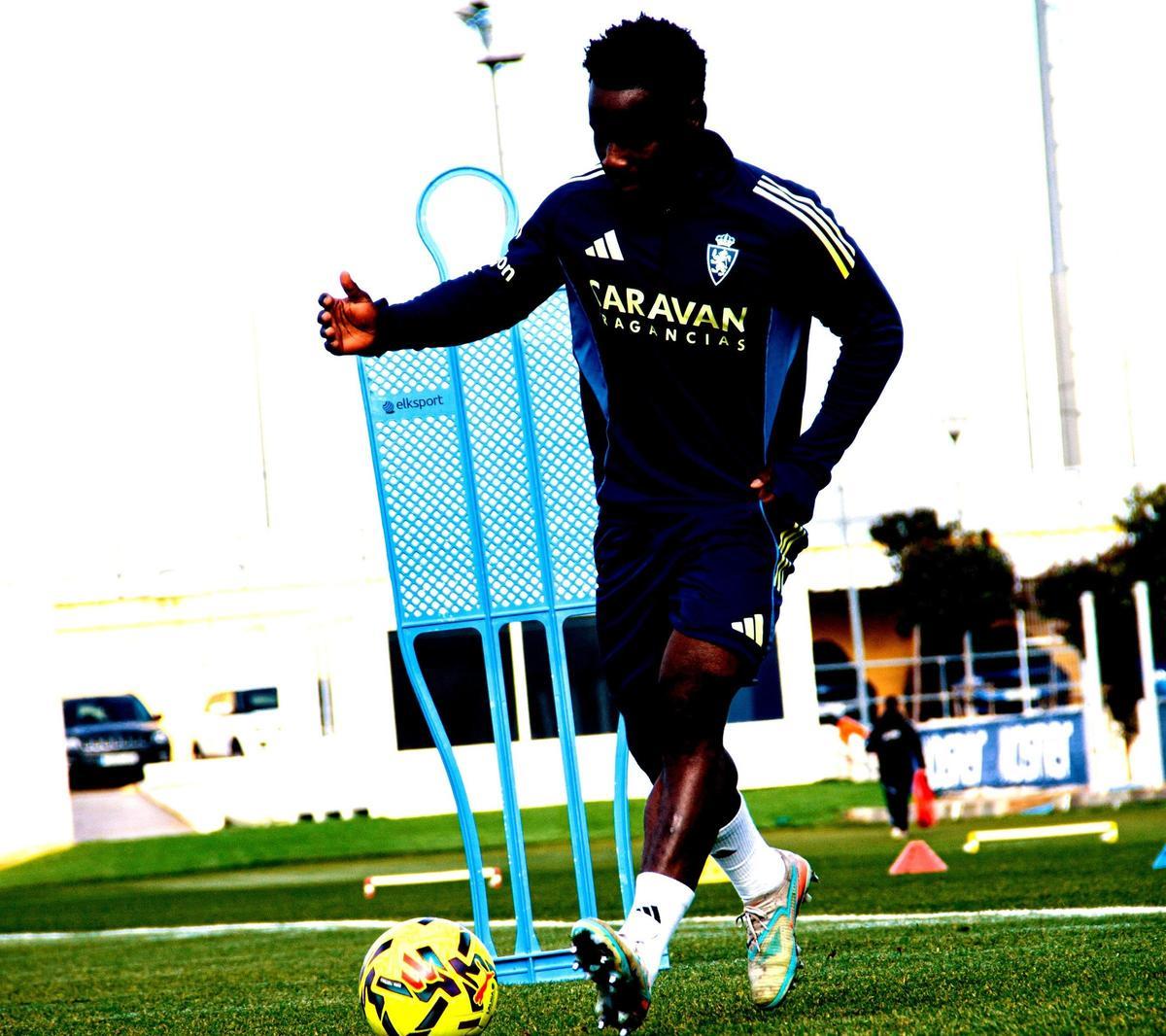 Mawulli, durante su primer entrenamiento con el Real Zaragoza.