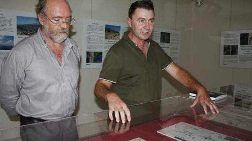 Martínez y Soler explican una de las vitrinas de la muestra.