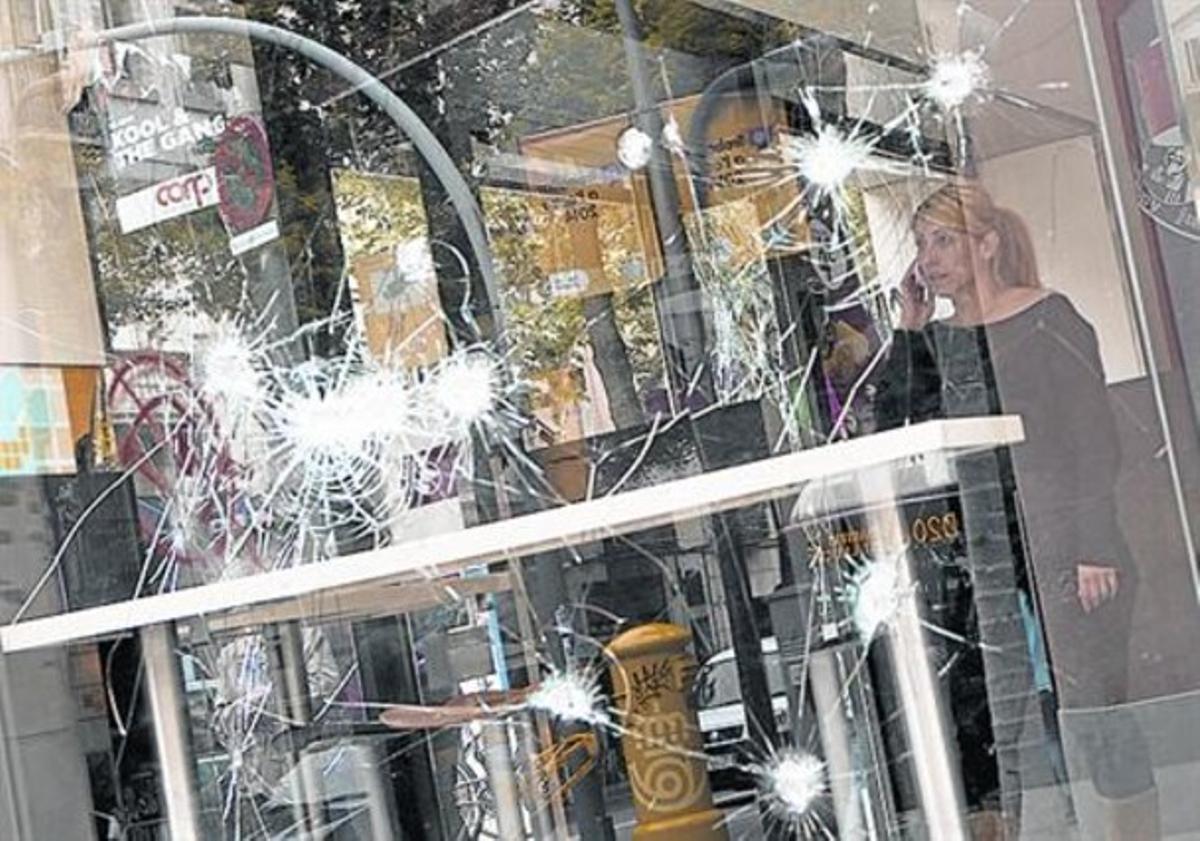 Un local de restauració danyat pels disturbis de dimecres.