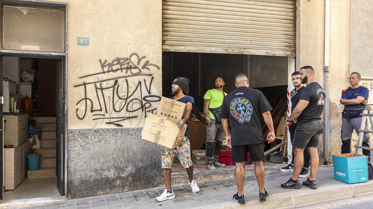 Una empresa de desokupación renuncia al desalojo forzoso de una familia en Alicante