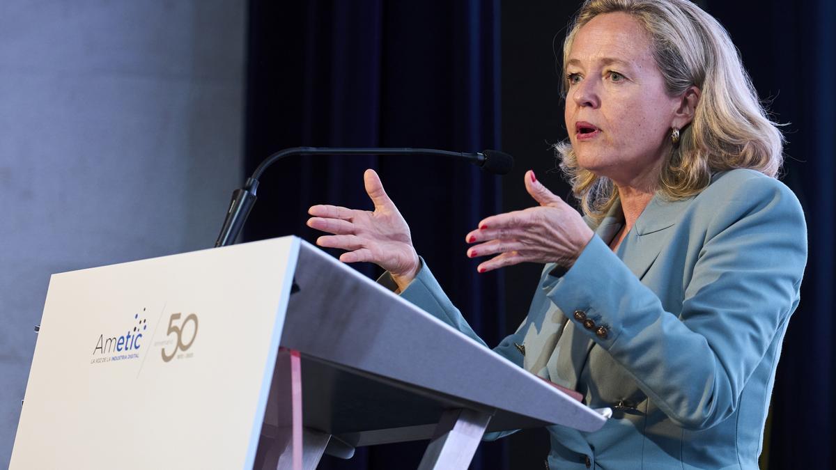 La vicepresidenta primera del Gobierno y ministra de Asuntos Económicos y para la Transformación Digital en funciones, Nadia Calviño, interviene durante la clausura del 37º Encuentro de la Economía Digital y las Telecomunicaciones.