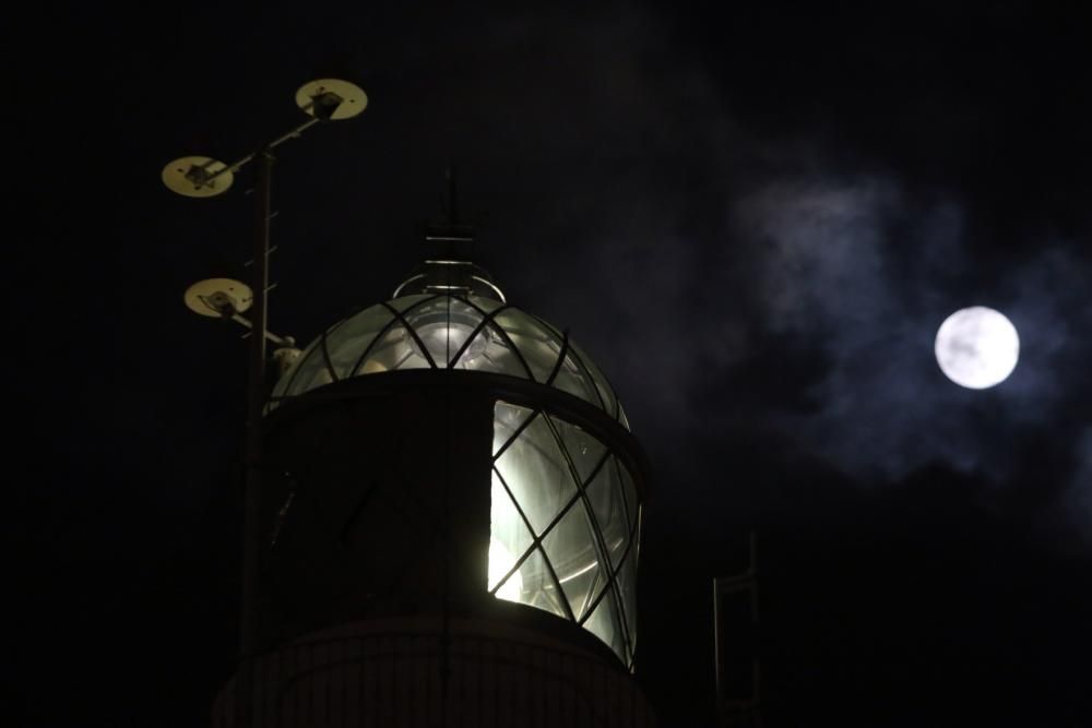 La superluna en Málaga se vio enturbiada por los cielos nubosos de la tarde del lunes.