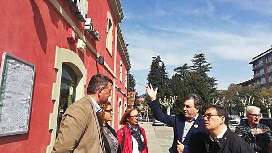 Cuevillas, al davant de l&#039;estació de tren de Ripoll, ahir.