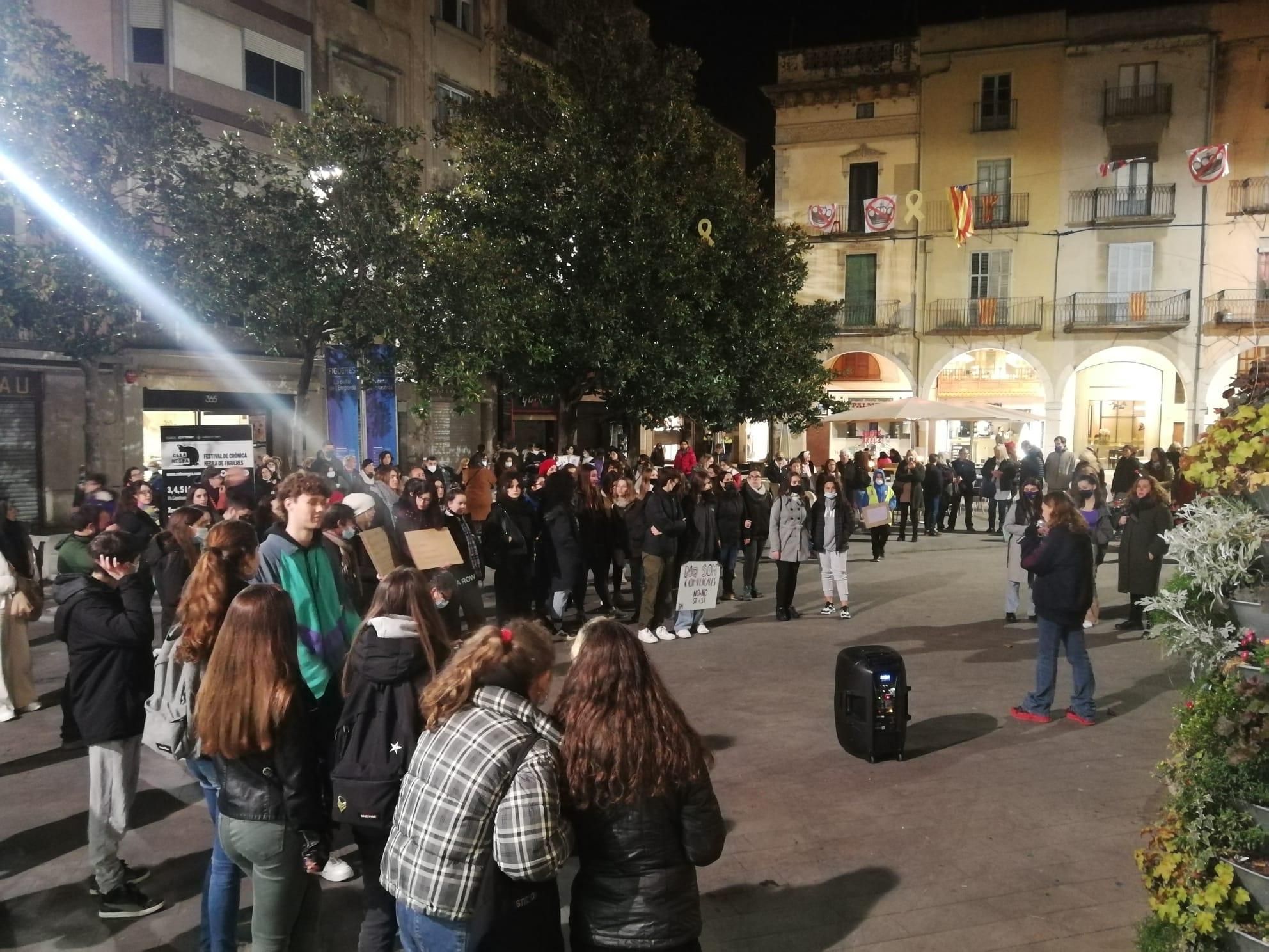 La plaça de l'Ajuntament es va omplir de clams a favor dels drets de les dones