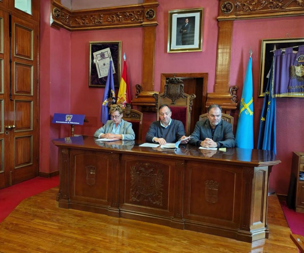 Por la izquierda, Irene Llada, Alejandro Vega y Carlos Paniceres. | | LNE