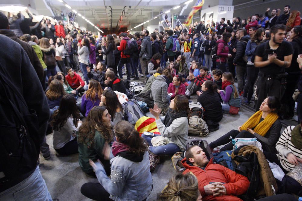 Manifestants tallen les vies del TAV a l'estació de Girona