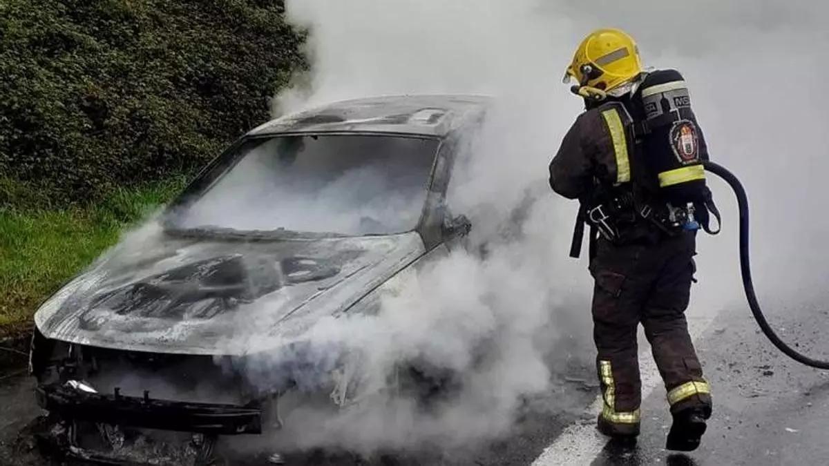Coche incendiado en la AP-9.