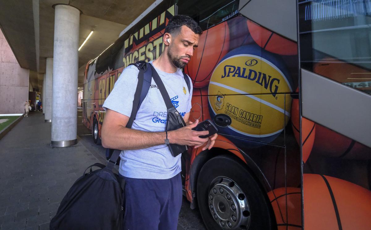 La llegada de los jugadores del CB Gran Canaria tras su descenso
