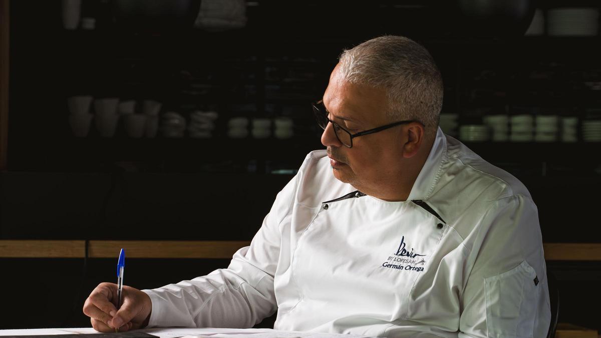 Germán Ortega trabajando en la nueva oferta del restaurante.