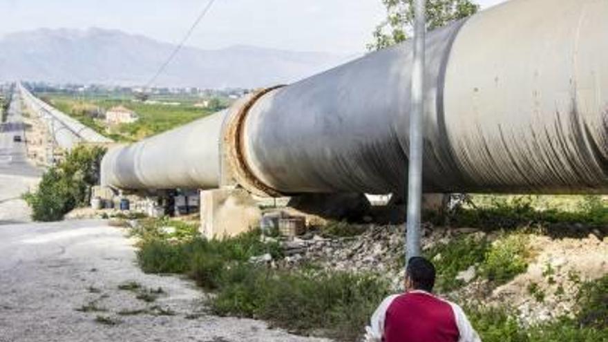 Una imagen de los tubos del trasvase, en la Vega Baja.