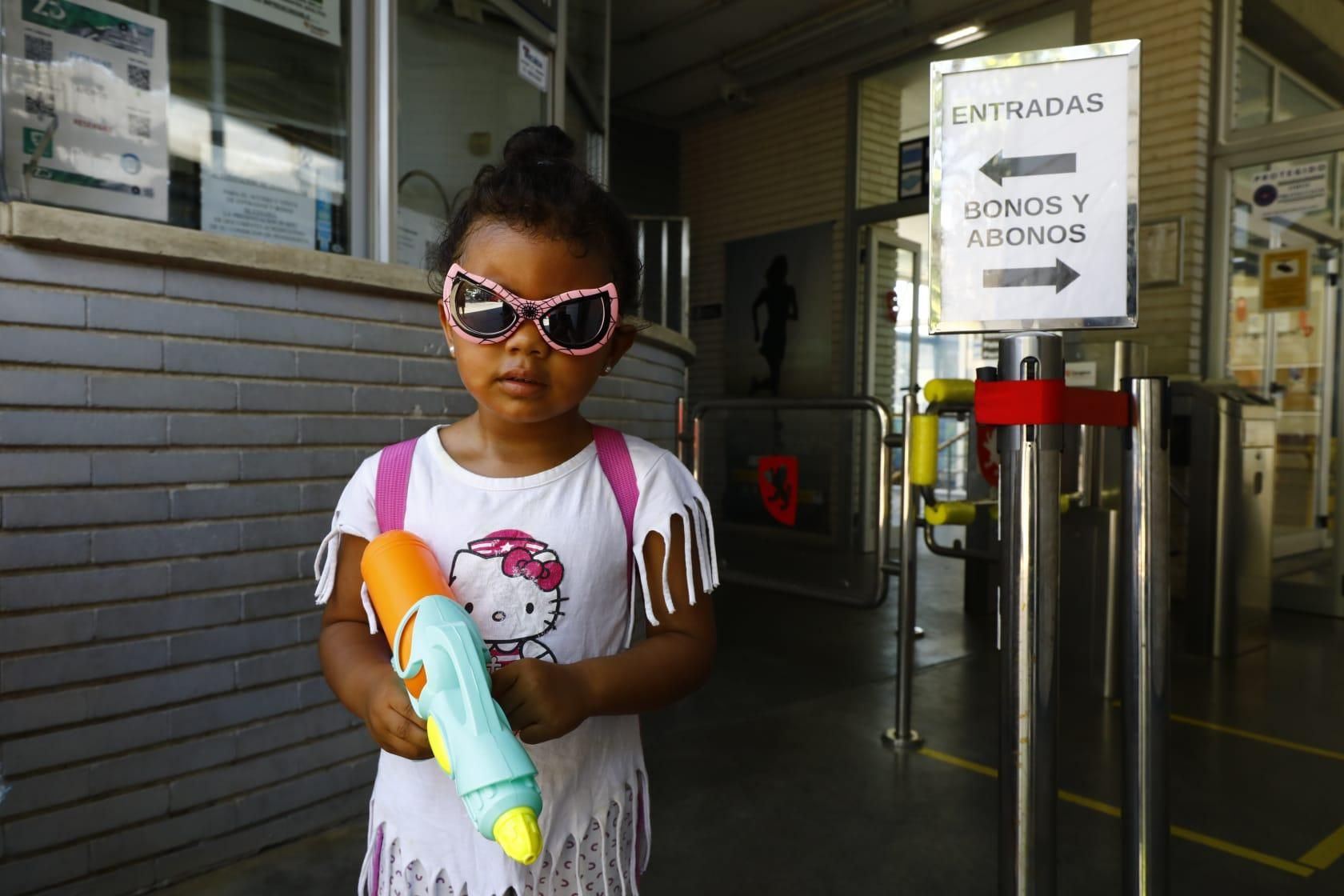 En imágenes I Los zaragozanos combaten en calor en las piscinas y en las fuentes