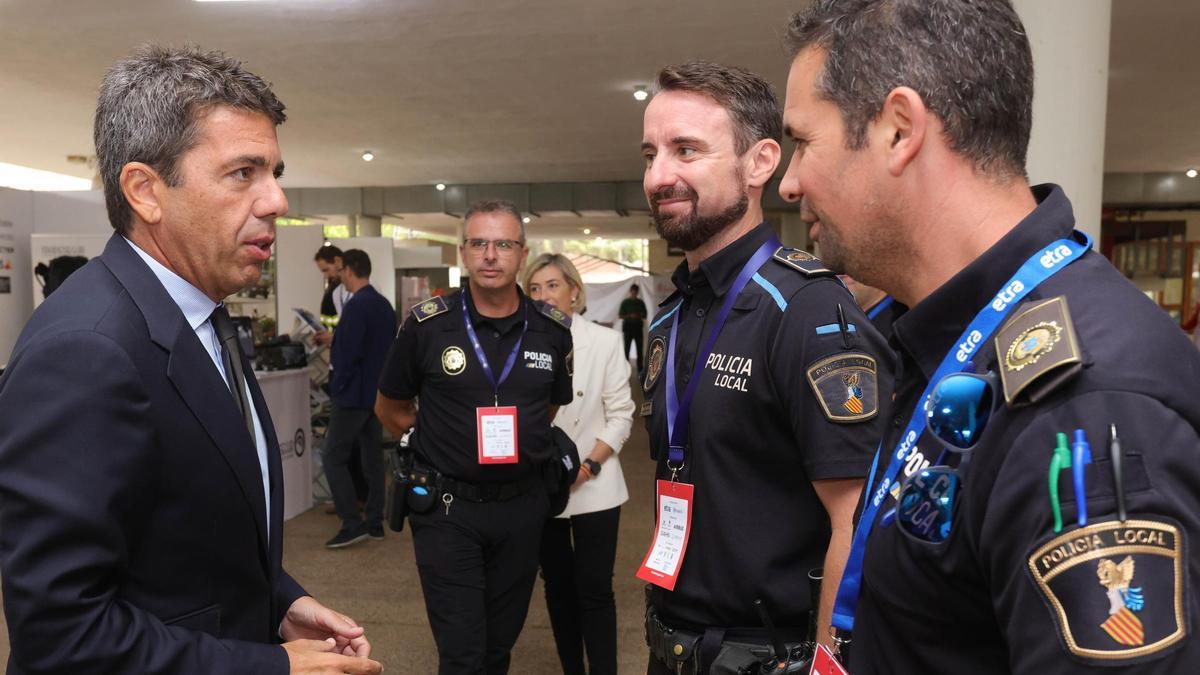 Mazón conversa con miembros de los servicios de Emergencias.