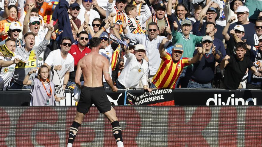 El Valencia sufre para ganar al Almería