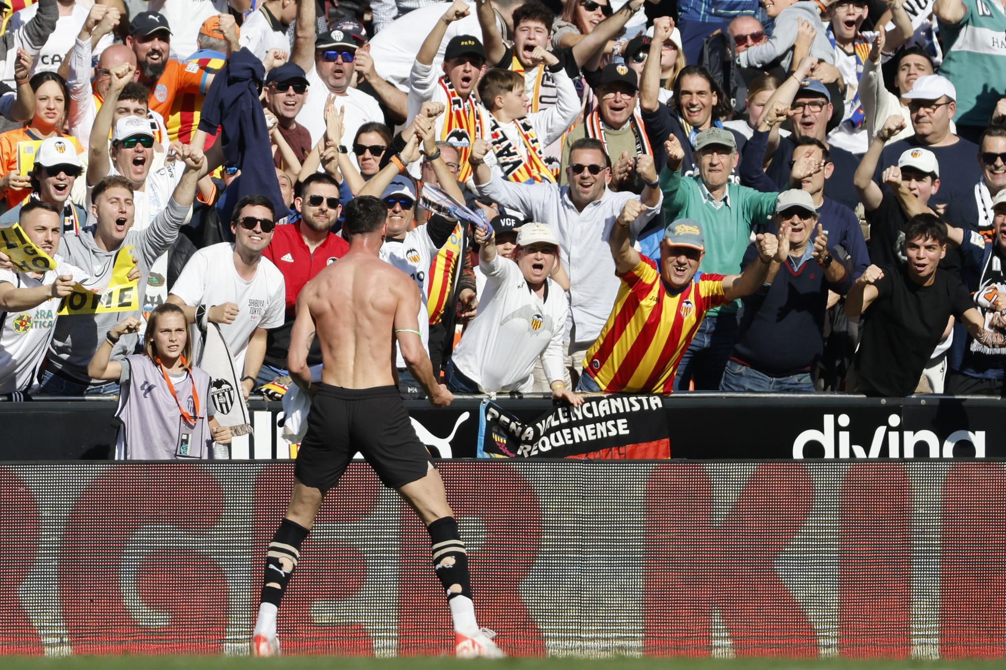 Hugo Duro y Yaremchuk adelantan al Valencia al descanso (2-0)