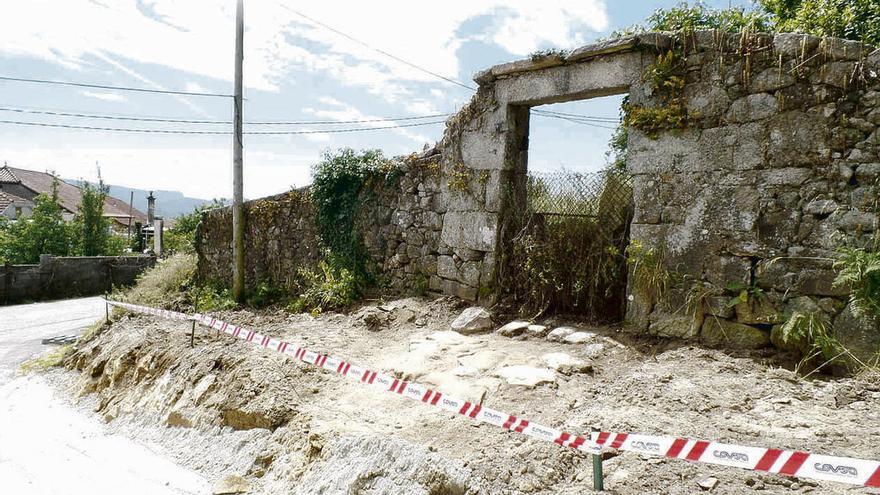 El empedrado, situado junto al Concello de Mos, ha sido acordonado para garantizar su conservación. // D.P.