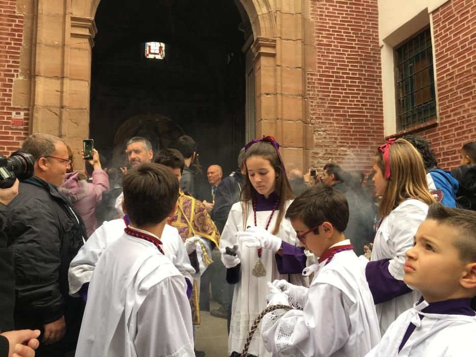 Inicio del traslado de la cofradía de Gitanos,  desde la iglesia de los Mártires.