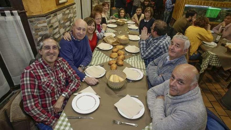 Les Comadres de la Pola, más familiar y con música adicional