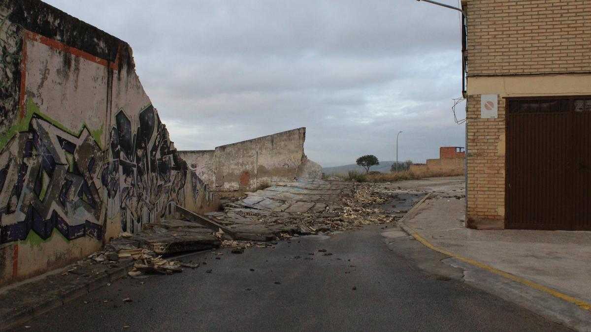 En Aguilar  se cayó el muro de un antiguo campo de fútbol.