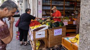 2024 arranca con una inflación que sube al 3,4%. En la foto, una tienda de frutas y verduras en Santa Coloma de Gramenet.