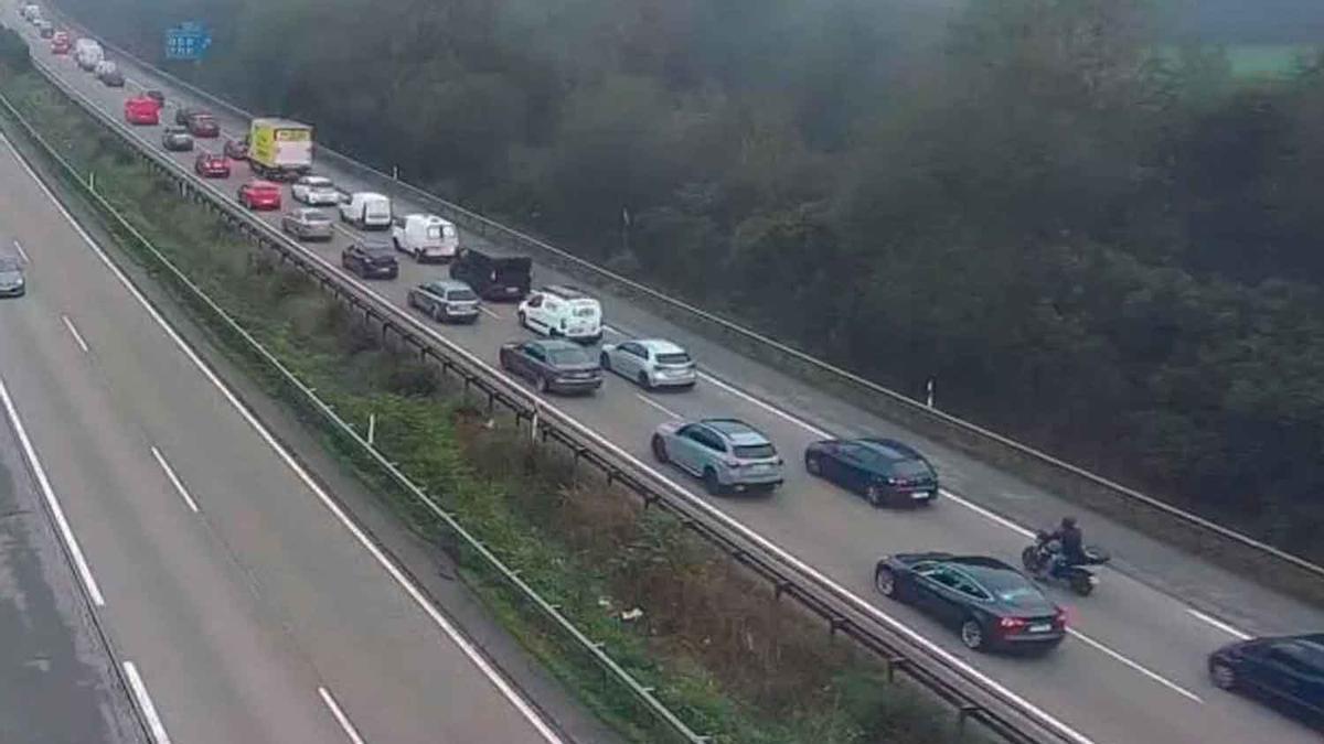 Atención conductores asturianos, el BOE publica el cambio que entra en vigor en 2026: circular por el extremo y a 30 kilómetros por hora