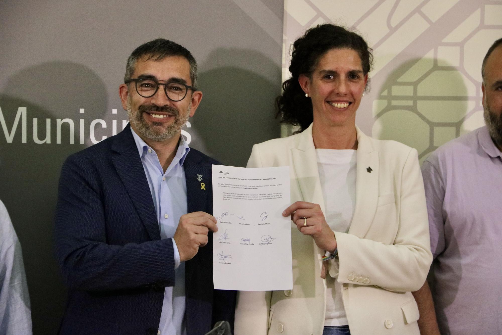 El portavoz de ERC Sabadell, Gabriel Fernàndez, y la concejala Èlia Soriano