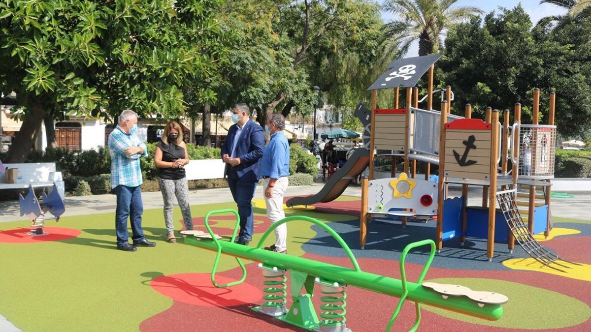 Josele González y Laura Moreno, en el nuevo parque infantil de la plaza de la Virgen de la Peña.