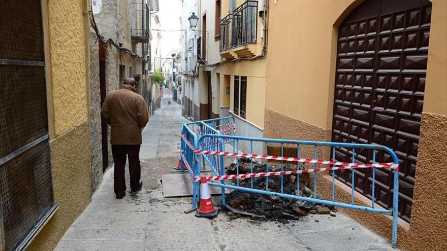 Abren la calle Cartas al quejarse los vecinos de varios atascos en la red de saneamiento