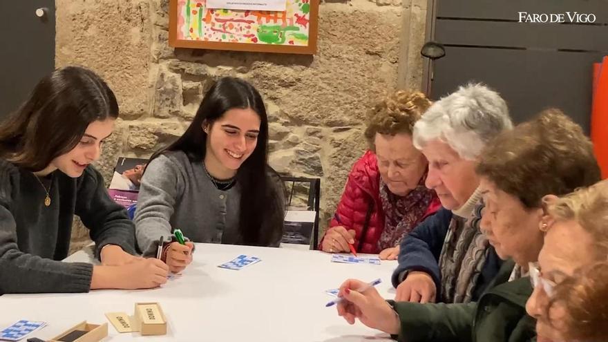 Los martes a las 6 de la tarde voluntarios y usuarios se reúnen en el Colegio Apóstol para conversar, jugar y combatir la soledad