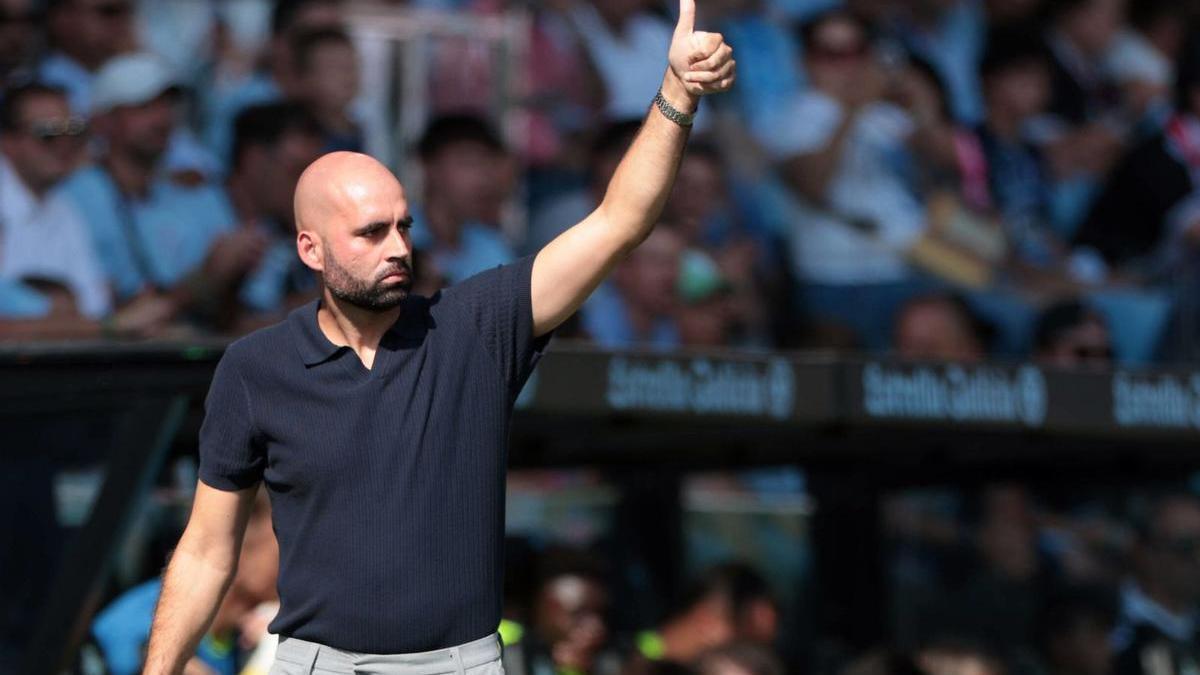 Claudio Giráldez da indicaciones a sus jugadores en Balaídos durante un partido del Celta.