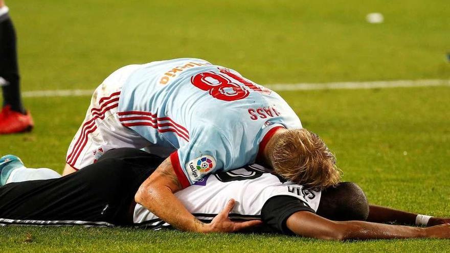 Wass, encima de Kondogbia tras una acción de ataque del céltico, ayer en el estadio valencianista. // Efe